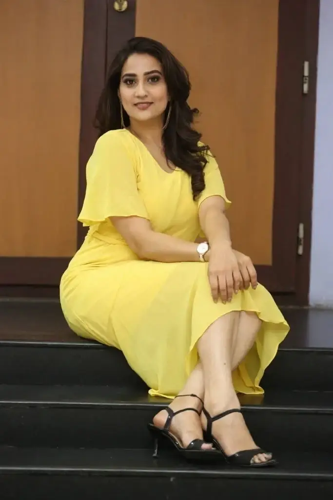 SOUTH INDIAN TELEVISION ANCHOR MANJUSHA PHOTOSHOOT IN YELLOW DRESS 8